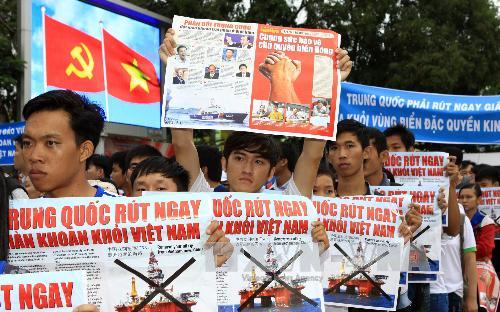 Người dân Việt Nam mít tinh phản đối Trung Quốc hạ đặt giàn khoan  Hải Dương-981 trái phép trong vùng biển Việt Nam.  (Ảnh: Duy Khương - TTXVN) 